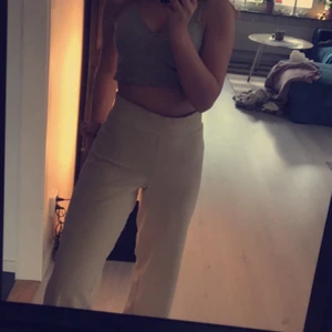 Crämvita kostymbyxor  - Ett par av mina favorit byxor. Men har två så tänkte sälja ett par. Finns i S och M. Är i bra skick och sitter fantastiskt. De formar kroppen så bra. Skriv för bild hur de sitter på. Köparen står för frakten