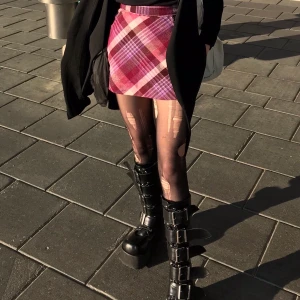 Demonia Trashville 518 - Säljer mina Demonia Trashville 518. Står inte storlek men skulle uppskatta ca 38-39. Fint skick. Några veck och repor här och där, kan skicka fler bilder såklart! Justerbara spännen och snören. Nypris ca: 1.500