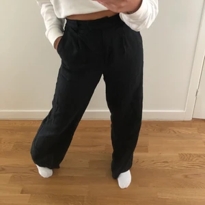 Jättesköna linnebyxor från NAKD - Superfina och bekväma svarta linnebyxor från NAKD, använt två gånger! Buda från 200 kr 😇