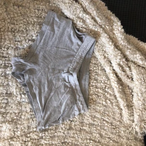 grå mjukisshorts - tunna och jättebekväma mjukisshorts från h&m. kontakta mig vid intresse. frakten står köparen för själv men priset kan diskuteras!