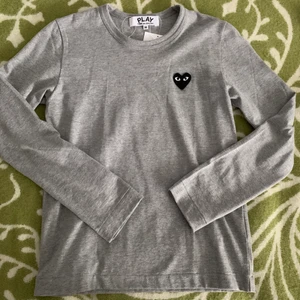 cdgtröja - Grå cdgtröja i storlek M men är snarare en XS/S. Aldrig använd! Har inget kvitto då det var en julklapp som inköptes i Manchester! 700 kr och den är din💖💖💖