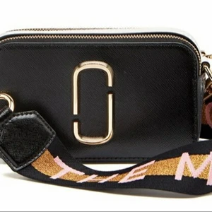 Snapshot 003 New Black Multi - Material: 100 % Läder, Foder: 100% polyester Trendig axelremsväska i äkta läder från MARC JACOBS. Väskan har en smart design med flera fack. 2500 kr eller bud från 1500