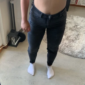 Denim co, strl 38 - Använd ett fåtal gånger. Okej med sretch jeans byxor. Passar mig som kan använda både XS och S i jeans. Pris kan diskuteras, frakt står du för. Men kan om du köper fler plagg hos mig köra ut till dig om du bor i området Stockholm för billigt pris.