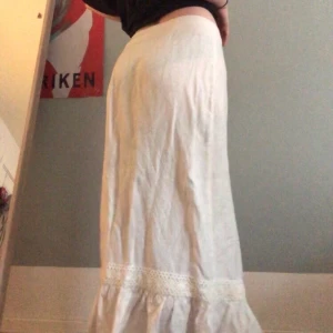 Somrig vit kjol!! - Vit kjol med gulligt broderi på kanten. I bra skick! Möts upp i Sthlm elr fraktar mot fraktkostnad 💋