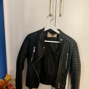 Moto Jacket Black från Chiquelle. Köpt för några år sedan men endast använd en höst. NYPRIS: 