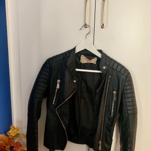 Chiquelle skinn/bikerjacka - Moto Jacket Black från Chiquelle. Köpt för några år sedan men endast använd en höst. NYPRIS: 