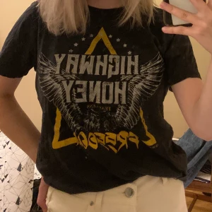 T-shirt från gina - En gullig T-shirt med tryck från gina som jag aldrig använder! 