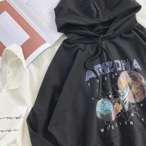 Hoodie - Snygg hoodie som ja inte haft nån användning utav, i bra skick! Buda