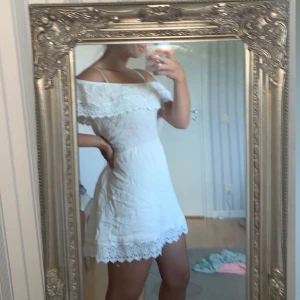 Vit of skolfest klänning - Superfin vit offsholderklänning med spets. Aldrig använd