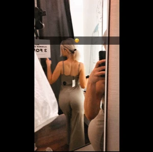 Byxdress - Säljer en jätte fin grön byxdress,använd två gånger storlek XS ,kan mötas upp Stockholm/Uppsala 