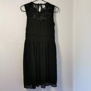 Snygg svart klänning från VERO MODA. Strl L