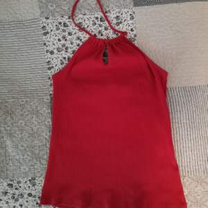 Rött linne i storlek M från Gina Tricot med snörning runt nacken och öppen rygg. Bra skick! Frakt ingår :) 