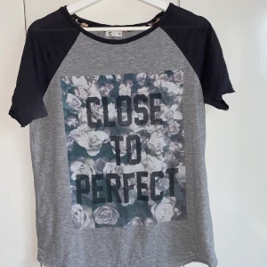 Supersöt t-shirt i bra skick! - Superfin t-shirt i bra skick! Storlek XS men passar nog S och M🥰 priset kan diskuteras! Köparen står för frakt!❤️