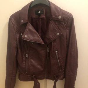 Skinnjacka  - Superfin skinnjacka i vinrött/lila. Köpt från H&M, är i storlek 34.