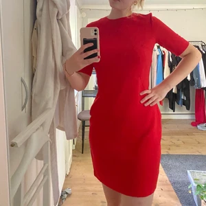 Röd klänning hm  - Så fin klänning ifrån Hm! Storlek 40. Tvättad en gång, som ny!