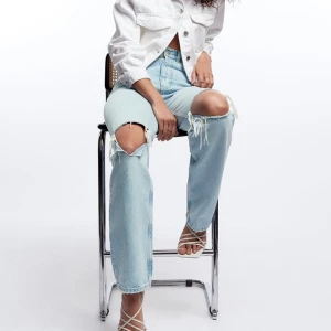 Gina Tricots slitna jeans 90’s highwaist - Säljer dessa populära slitna jeansen från gina! Storlek 34, avklippta ca 3 cm, jag är 1.65 cm! Budgivning från 400 kr🥰