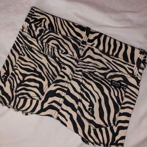 Zebra mönstrade shorts ifrån DR.DENIM. Aldrig använt då dom var för små för mig 🌟 köparen står för frakt 