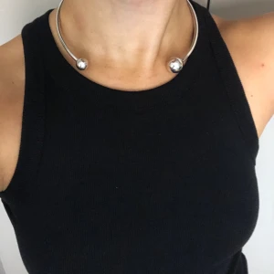 Sophie by Sophie - Använt en gång, super fin till off shoulder klänning eller djup-ringade plagg.   Pris kan diskuteras vid snabb affär!  Nypris: 2600kr  Kommer med dustbag. 