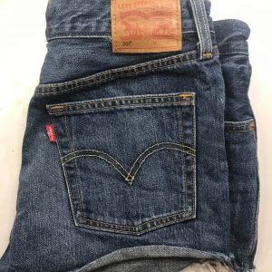 Levis shorts "nästan oanvända" - Snygga levis shorts i storlek M. Använda ungefär två gånger så i princip helt nya.✨