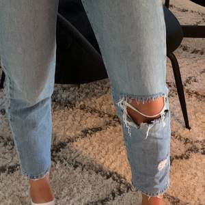 Säljer dessa slitna momjeans den Gina Tricot. Ljusblåa ankelånga jeans med ett håll på knät och slitningar. Sparsamt använda. Köparen står för frakten💛💛