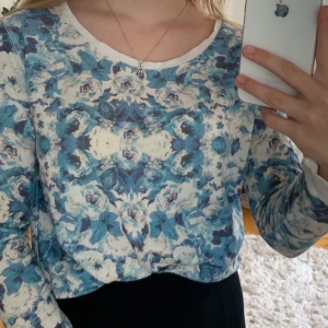 Tröja - Tröja ifrån Tessie (Göteborg). Står ej storlek men är ungefär som en S i storleken. Nypriset var ca 350 kr och säljer nu för 150 kr. Kan mötas upp eller skicka.