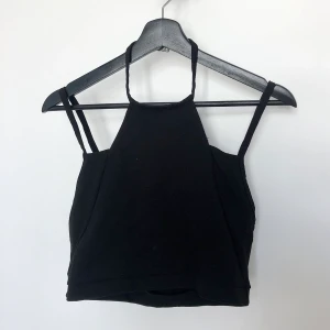 Croppat svart linne strl L - Croppat svart linne med lite annorlunda najs band. Från Sparkle & Fade. 50 kr + ev frakt