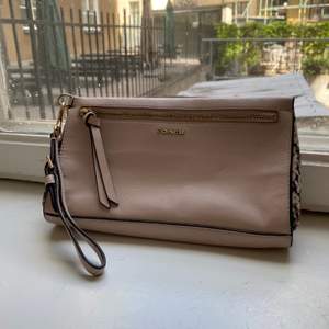 Coach clutch with light wear on the leather in the back. Beautiful snakeskin détail on the side. Only used a few times. Free delivery within Stockholm. Retail 2000kr.