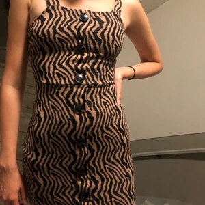 Klänning från River Island  - Jättefin klänning från River Island. Endast använd 1 gång. Säljer pga att den är för stor. Det står på lappen att det är storlek 6/32, men jag skulle säga att den passar XS/S. Köpt för 299kr, säljer nu för 100kr+frakt. 