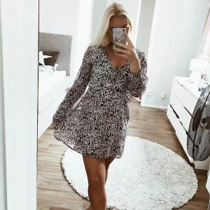 Klänning Strl 38 (xs-m) - Somrig och fin klänning i leopardinspirerat mönster med inslag av lila! Försluts i ryggen med en dragkedja. Jag är 160cm lång. Klänningen är ifrån nelly och jag anser att den passar XS-S. Sparsamt använd = fint skick. Frakten ingår i priset.