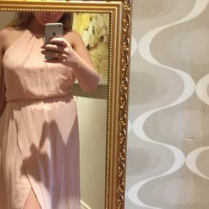 Vacker långklänning använd en till två gånger är tyvärr för stor för mig älskar färgen på den en ljus rosa färg. Älskar längden är en perfekt längd jag är en 158 cm lång. 150 kr eller högsta bud. :)