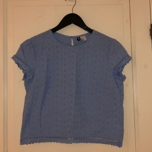 Ljusblå sommar top  - Ljusblå, ljusare än på bilden, sommartorp från hm. Boxig något kort modell.