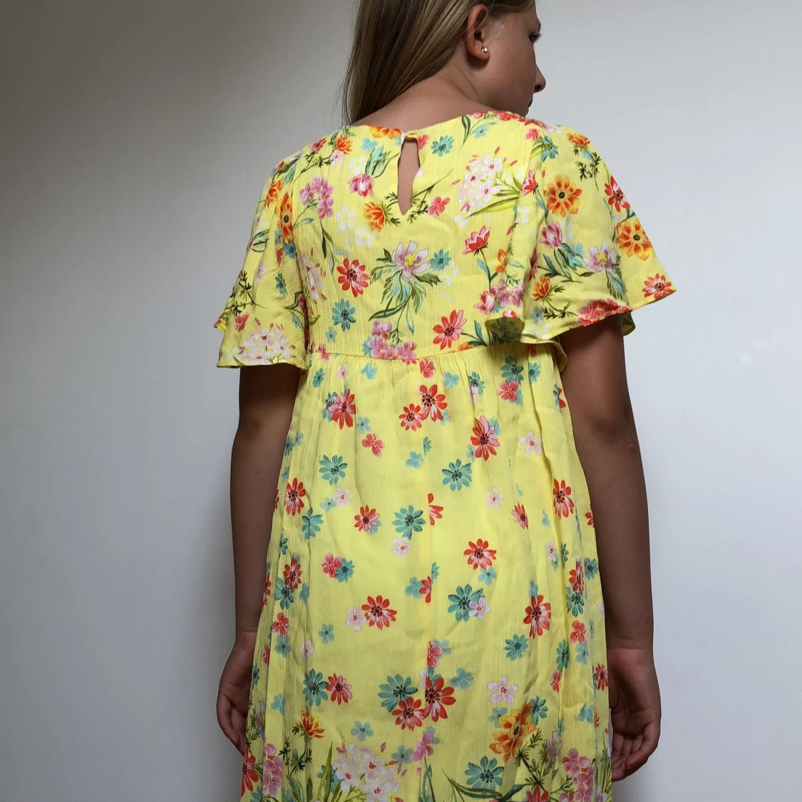 Gul och blommig klänning - 90