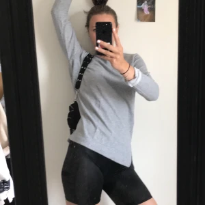  Sweatshirt🦢 - Ett basic plagg som passar till ALLT😻 Hur skön som helst med en söt liten slits på både höger och vänster sida💓 modellen är 175cm lång✨