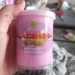 Ljus rosa slime  med små bollar i . Ganska stretshig.  Ganska mjuk. Det är bud 