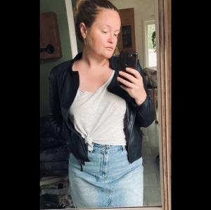 Skinnjacka 100% läder  - Frakt ingår! Sleek skinnjacka från Zara - 100% äkta läder. Använd men i väldigt bra skick. Passar till det mesta och sjukt snygg till våren. Så ledsen att den är för liten pga ärligt man är så snygg i den! Köpt för 1000kr. 
