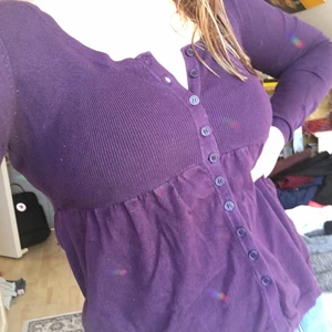 Lika kofta M(S) - Mycket bra skick sitter mer som storlek S säljs på grund av kommer inte till användning, frakt tillkommer🌺