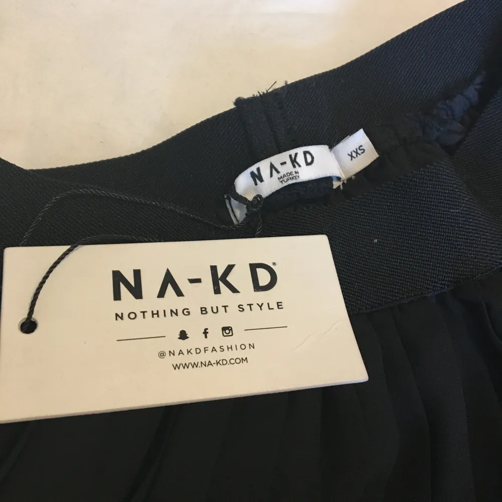 Plisserad kjol från NA-KD i nyskick med lapp kvar. Köpt av mig här på plick, men är helt oanvänd både av mig och den tidigare ägaren. Kjolar.