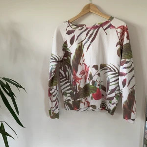 Collegetröja i storlek S - Collegetröja i superbra skick med härligt mönster! 