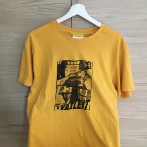 Gul t-shirt med tryck - T-shirt från Carlings, färgen stämmer mest på första bilden! Köparen står för frakt 🦕