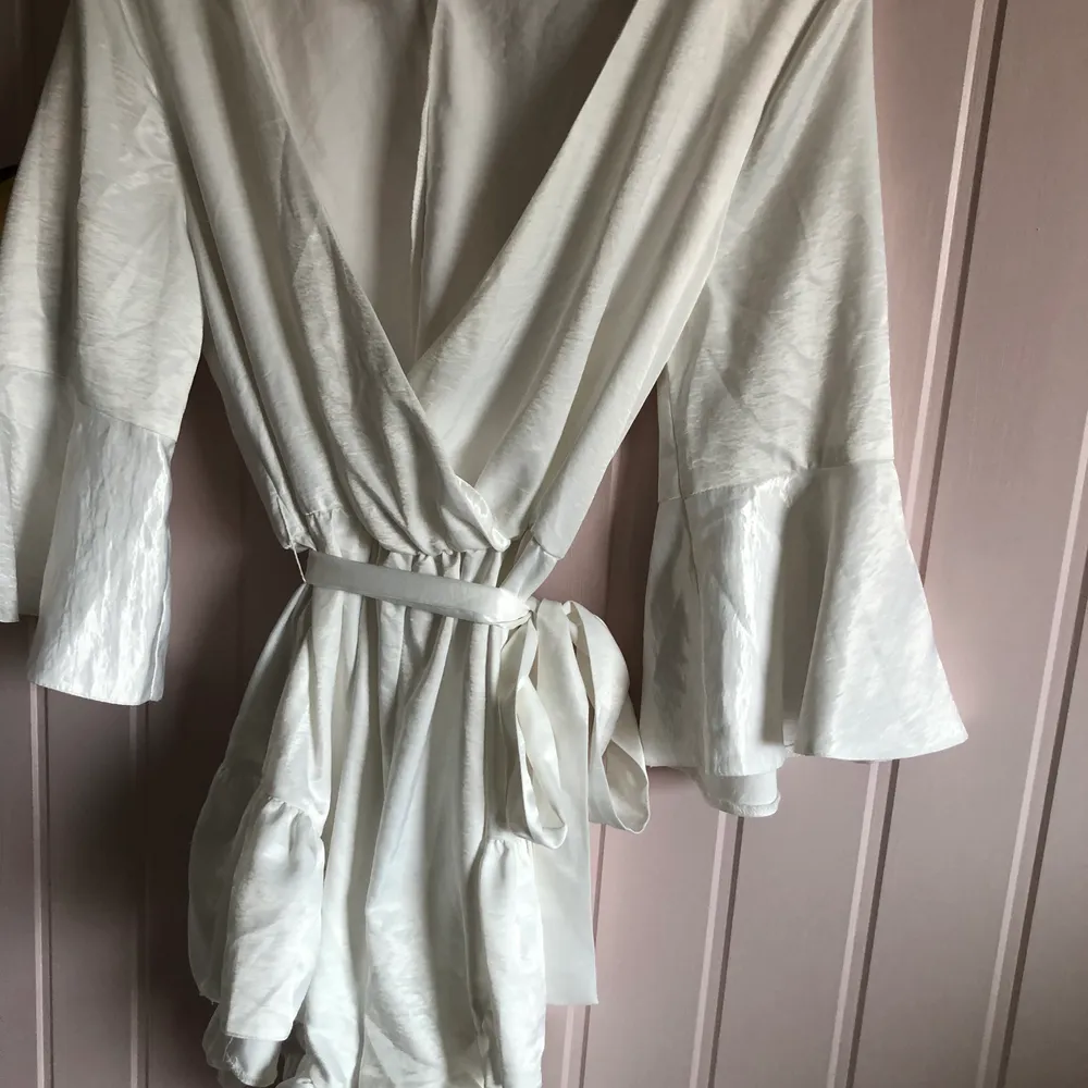 En super fin jumpsuit i storlek 36. Aldrig använd från missguided . Klänningar.