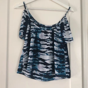 Kortärmad topp - Jättefin kortärmad topp, i blå, svart och vit (tigerliknande ränder). Storlek Xs/34