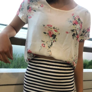 Somrig blommig blus från ONLY - Tunn och skön blus från ONLY med blommor på🌺 | Pösig och skön, men även snygg att stoppa in! | Den är ganska stor i storleken så skulle säkert även passa en 36:a | Fraktkostmad tillkommer💫