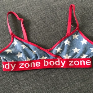 Topp  - En blå topp med stjärnor på ifrån body zone, reglerings bara band