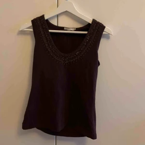 Linne strl M - Ett så vackert rödbrunt linne från Wera med pärldetaljer. I toppenskick. Frakt tillkommer♥️