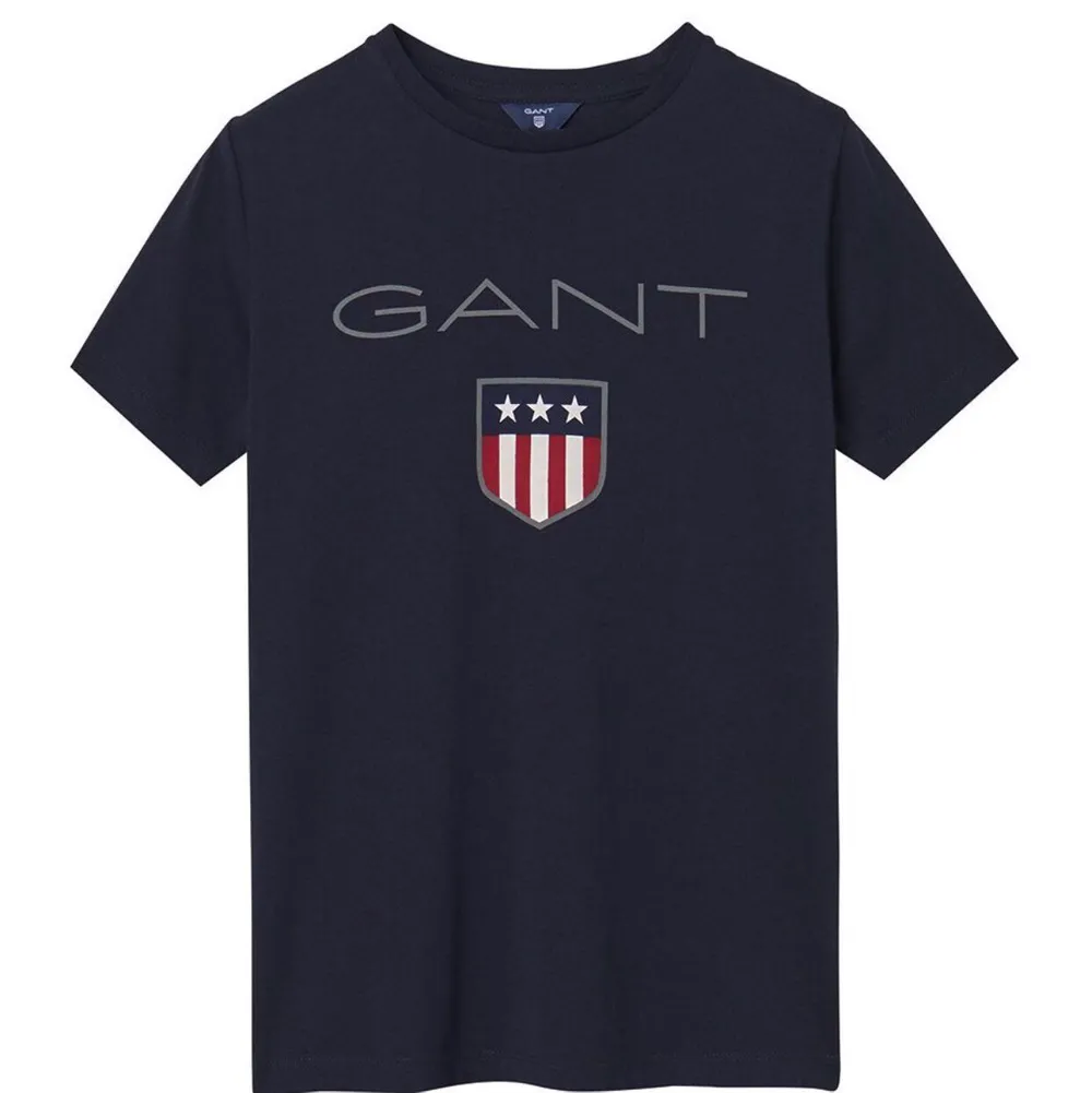 En mörkblå Gant tröja, med Gant tryck på. Storlek 158-164 (passar XS, S och M eftersom den är stor i storleken). Ordinarie pris: 349 kr. T-shirts.