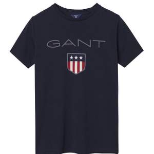 En mörkblå Gant tröja, med Gant tryck på. Storlek 158-164 (passar XS, S och M eftersom den är stor i storleken). Ordinarie pris: 349 kr