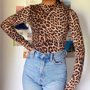 Leopardtröja med hög krage - Långärmad tröja med leopardmönster och hög krage. Jätteskönt material och knappt använd. Storlek XS. Högsta bud vinner och köparen står för frakt🥳🥰