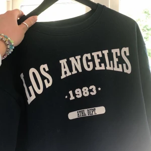 Sweatshirt  - Sweatshirt som jag säljer då den tyvärr inte passar mig längre. Den är blå! Storlek S. Köparen står för frakten.