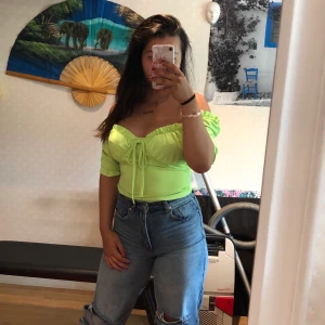 neongrön bardot top - strl s och i bra skick!! möts i sthlm!