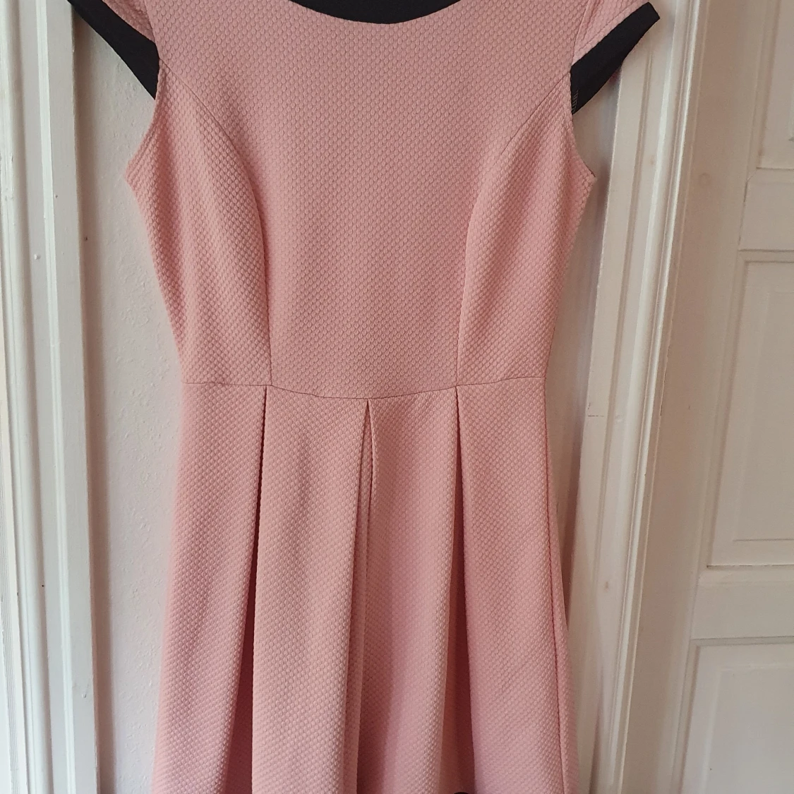 Rosa klänning med svarta detaljer